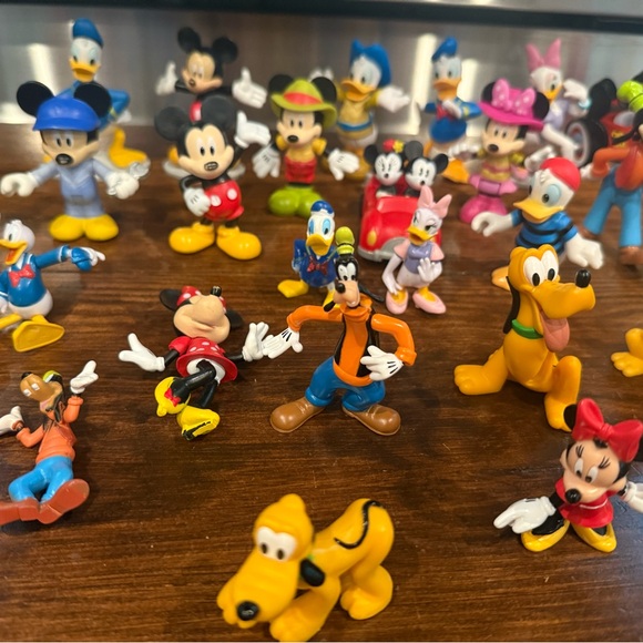 Lot of 45 Disney and Friends Figurines - Picture 16 of 16